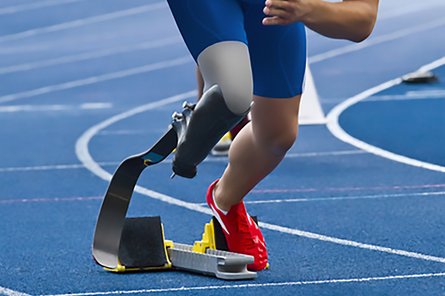 Link: Wie werden Para Athletinnen und Athleten kontrolliert? Ein Para-Sprinter im Startblock