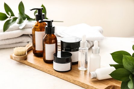 Verschiedene Kosmetik-Produkte auf einer Ablagefläche.
