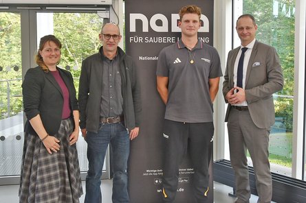 Der Vorstand der NADA mit Prof. Dr. Andreas Thomas und  Flossenschwimmer und zweifache World-Games-Sieger Marek Leipold beim Journalist*innen-Workshop.