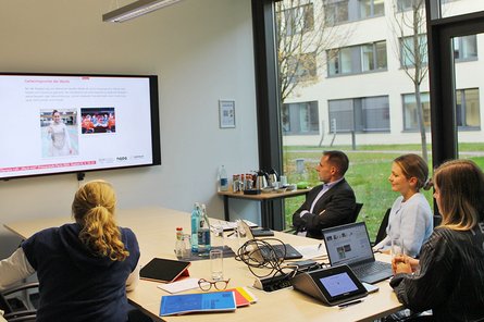 Die Referierenden in einem Raum bei der Fortbildung für Lehrkräfte von NADA und DOA