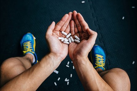 Zwei Hände halten Tabletten