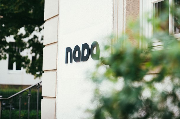 Das Logo der NADA auf der Hauswand der NADA-Geschätsstelle.