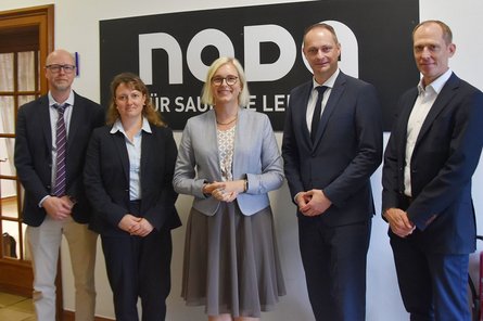 Die Staatsministerin für Sport und Ehrenamt mit dem NADA-Vorstand und den Leitern der Labore.