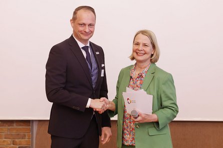 Dr. Lars Mortsiefer mit BISp-Direktorin Dr. Mirjam Rebel.