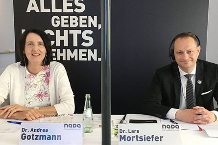 [Translate to en:] Dr. Andrea Gotzmann und Dr. Lars Mortsiefer blicken in die Kamera