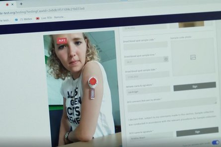[Translate to en:] Athletin bei einem Dried Blood Spot Remote Test