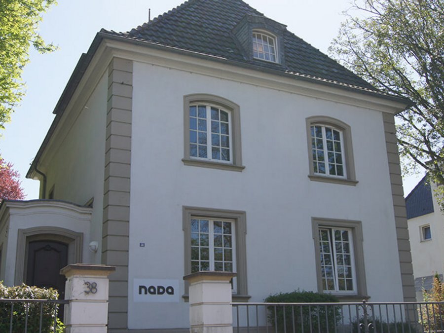 Auf dem Bild ist das Büro-Gebäude der NADA. Die NADA hat ihr Büro-Gebäude in der Stadt Bonn, in Nordrhein-Westfalen.